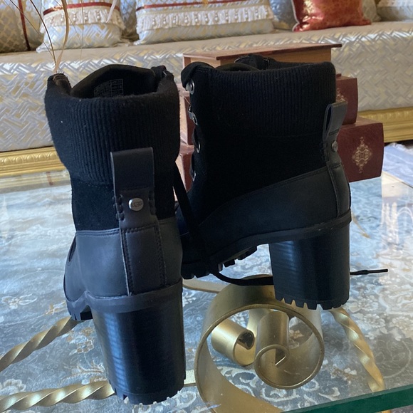 Woman lace up uggs boots - Picture 15 of 17